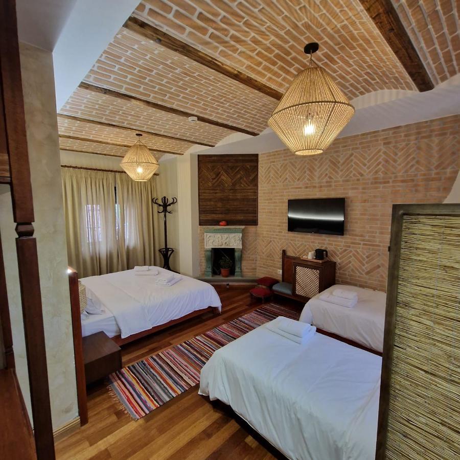 Bujtina Behram Hotel Корча Екстериор снимка