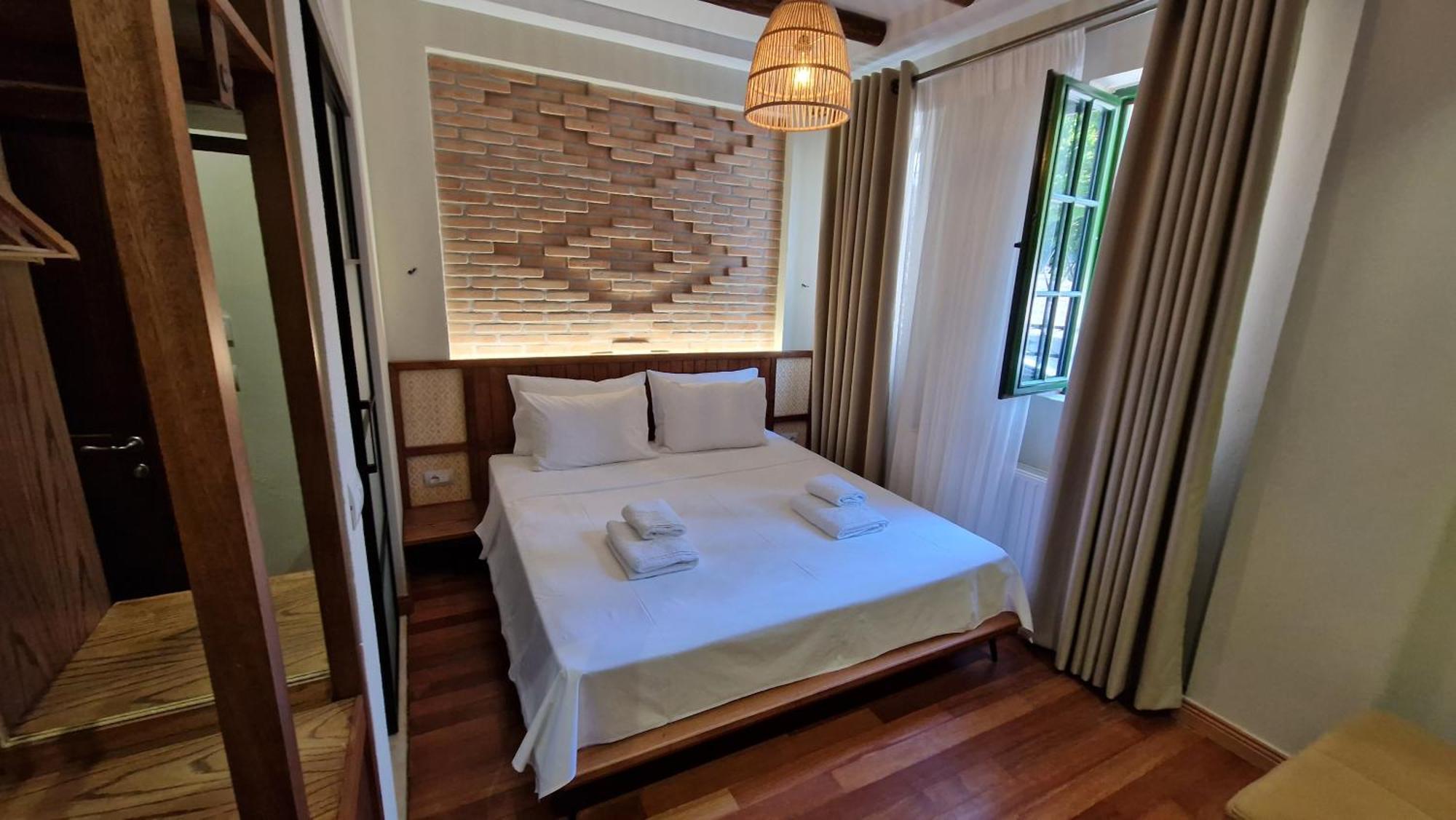 Bujtina Behram Hotel Корча Екстериор снимка